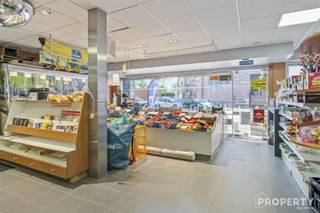 Unieke opportuniteit in het hart van Hulste! Deze veelzijdige eigendom combineert wonen en ondernemen op een toplocatie. Het pand bestaat uit...