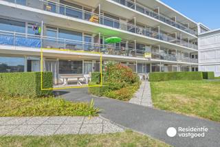 Op een uitstekende ligging in de Torenhofstraat te Vosseslag, De Haan, bevindt zich dit charmante éénslaapkamerappartement met terras, privatieve berging en eigen staanplaats. Met een bewoonbare oppervlakte van 32 m² is dit appartement een ideale uitvalsbasis aan zee, zowel voor eigen gebruik als vakantieverblijf of investering.<br /><br />De leefruimte met open keuken vormt het hart van het appartement en geniet van een aangename lichtinval. De keuken is praktisch ingericht en beschikt over een dampkap, spoelbak, opbergkasten, microgolfoven en koelkast. De afzonderlijke slaapkamer is voorzien van een ingebouwde kast en biedt voldoende ruimte voor een comfortabel verblijf.<br /><br />De badkamer beschikt over een instapdouche, lavabo met spiegel en verlichting, toilet, handdoekradiator, ventilatie en een raam. Het appartement beschikt verder over een aangenaam terras, een privatieve berging en een eigen staanplaats, een belangrijke troef aan de kust.<br /><br />De ramen zijn uitgevoerd in hout met dubbele beglazing. De verwarming werd inmiddels gewijzigd naar infrarood; het huidige EPC (559 kWh/m²/jaar – label F) dateert nog van vóór deze wijziging. De elektrische installatie is conform gekeurd tot 2046. De syndicus is Axius De Haan.<br /><br />Een compacte en praktische kuststek met terras, berging én staanplaats, op korte afstand van zee en strand.
