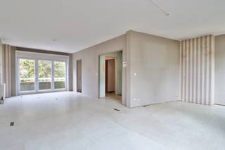 <p><span>Op zoek naar een ruime en lichtrijke woning op een rustige, groene locatie in Antwerpen-Linkeroever? Dan is deze bel-etagewoning in de Jan van Heelulaan beslist een bezoek waard! Met drie volwaardige slaapkamers, een inpandige garage en een westgerichte tuin biedt deze woning heel wat ruimte en mogelijkheden om er een gezellige thuis van te maken.<br /><br /></span><span>De woning bevindt zich in een rustige en kindvriendelijke woonomgeving, op korte afstand van het Sint-Annabos, het Esmoreitpark en de recreatiemogelijkheden van Sint-Anneke Plage. Ook winkels, scholen en openbaar vervoer bevinden zich in de omgeving. Bovendien geniet u hier van een vlotte verbinding met het centrum van Antwerpen en het Waasland.<br /><br /></span><span>Via de ruime inkomhal betreedt u de woning. Op het gelijkvloers bevinden zich een praktische bergplaats, een afzonderlijke was- en technische berging en een ruime inpandige garage met automatische sectionaalpoort. Vanuit de wasberging heeft u rechtstreeks toegang tot de tuin.<br /><br /></span><span>De eerste verdieping vormt het hart van de woning. Hier bevindt zich een ruime en lichtrijke doorzonwoonkamer die tal van mogelijkheden biedt voor een gezellige inrichting. Aansluitend vindt u de compacte maar functionele keuken, uitgerust met een gaskookvuur, dampkap, combi-oven, koelkast en vaatwasser, allemaal van het merk SMEG. Vanuit de keuken geniet u bovendien van een aangenaam zicht op de achterliggende tuin. De ruime traphal biedt op deze verdieping eveneens plaats aan een afzonderlijk toilet en een praktische vestiaireruimte.<br /><br /></span><span>Op de tweede verdieping bevinden zich drie volwaardige slaapkamers, een afzonderlijk toilet en een badkamer. Deze laatste is ingericht met een ligbad, een lavabo en een handdoekradiator.<br /><br /></span><span>Achteraan de woning bevindt zich een gezellige en onderhoudsvriendelijke tuin met terras. Dankzij de westelijke oriëntatie geniet u hier van de namiddag- en avondzon.<br /><br /></span><span>De woning beschikt over een EPC-label D en biedt, mits enkele moderniseringswerken, heel wat mogelijkheden om ze verder naar eigen smaak en wensen in te richten.<br /><br /></span><span>Kortom, een ruime gezinswoning met een praktische indeling, een aangename tuin en heel wat potentieel, gelegen in een groene en kindvriendelijke woonomgeving op Antwerpen-Linkeroever!<br /><br /></span><span>Graag laten we u deze woning persoonlijk ontdekken. Neem gerust contact met ons op voor bijkomende informatie of een bezoek via </span><span>verkoop@homevast.be</span><span> of tel. 03 344 77 44.</span></p>