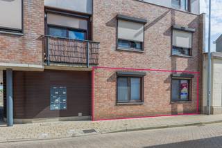 Dit verzorgde gelijkvloerse appartement is zeer centraal gelegen nabij de Markt van Meerhout, op wandelafstand van winkels, horeca, openbaar vervoer en andere dagelijkse voorzieningen.<br /><br />Het appartement beschikt over een aparte inkom, waardoor u geniet van de nodige privacy. Vanuit de inkomhal bereikt u de verschillende vertrekken en de ruime leefruimte met open keuken.<br /><br />De leefruimte, opgedeeld in een eet- en zithoek, vormt samen met de keuken een gezellige en open woonomgeving. De volledig geïnstalleerde keuken werd in 2025 vernieuwd en is voorzien van hedendaagse toestellen en voldoende kastruimte.<br /><br />Verder beschikt het appartement over drie slaapkamers. Eén van de slaapkamers biedt bovendien voldoende ruimte om een afzonderlijke dressing te voorzien.<br /><br />De badkamer is uitgerust met een ligbad/douche en een dubbele wastafel. Daarnaast beschikt het appartement over een apart gastentoilet.<br /><br />Een belangrijke troef is het ruime terras aan de achterzijde, waar u in alle privacy kunt genieten. Via het terras heeft u rechtstreeks toegang tot de achterliggende autostaanplaats.<br /><br />Daarnaast is er een gemeenschappelijke fietsenberging aanwezig.<br /><br />Ook op energetisch vlak zit het goed: de verwarming op aardgas werd vernieuwd in 2024, het appartement beschikt over een EPC-label B.<br /><br />Troeven op een rij:
<ul>
<li><span>Zeer centrale ligging</span></li>
<li><span>Gelijkvloers appartement met aparte inkom en 3 slaapkamers</span></li>
<li><span>Recent vernieuwde keuken, vloeren en verwarmingsketel</span></li>
<li><span>Zeer ruim terras met directe toegang tot de autoplaats</span></li>
<li><span>EPC-label B</span></li>
<li><span>Elektriciteit conform</span></li>
</ul>
<br />Interesse? We nemen graag de tijd om je deze woning ter plaatse te laten ontdekken.<br />📞 014 84 83 69<br />✉️ info@sublimmo.be<br />