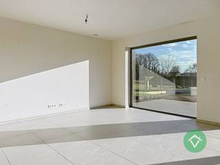 Deze volledig nieuwe woning bestaat uit: oprit - inkomhal - toilet - badkamer met ligbad en douche op het gelijkvloers - bureau - living - keuken...