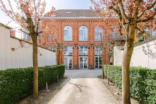<p><span>GENT/LEDEBERG - </span><span>Unique loft industriel à vendre dans une ancienne usine de caractère, équipé d'une généreuse terrasse. </span></p><p><span> </span></p><p><span>Situé dans la Driesstraat, ce loft spacieux de 120 m² à l'agencement ouvert est situé au calme dans un quartier intérieur agréable. </span></p><p><span> </span></p><p><span>Avantages</span></p><ul><li><span>Terrasse spacieuse de 50 m² orientée sud-ouest avec une vue magnifique sur les tours de Gand </span></li><li><span>Espace de vie et cuisine lumineux avec un agencement ouvert et spacieux </span></li><li><span>Look industriel combiné à des éléments authentiques </span></li><li><span>Immeuble équipé d'un ascenseur pour plus de confort </span></li><li><span>Parking intérieur inclus </span></li><li><span>Possibilité d'entreposage pratique en sous-sol privé </span></li><li><span>Excellent emplacement avec accès facile au centre ville, aux magasins et aux transports publics </span></li></ul><p><span> </span></p><p><span>L'agencement :</span></p><p><span>Le loft vous accueille par une cuisine ouverte et entièrement équipée qui s'intègre parfaitement à l'espace de vie lumineux doté d'une cheminée à gaz confortable. De cet espace, vous avez un accès direct à la spacieuse terrasse sur le toit. Au même niveau se trouvent la chambre à coucher et une salle de bains confortable, équipée d'une baignoire, d'une douche, de toilettes et d'un double lavabo, ainsi qu'une armoire entièrement équipée.</span></p><p><span>L'escalier mène à la mezzanine, idéale comme bureau ou chambre supplémentaire, complétée par un local technique fermé.</span></p><p><span>Enfin, ce loft dispose d'un local de rangement privé en sous-sol et d'une place de parking souterrain, ce qui ajoute à son confort pratique et à son espace de rangement supplémentaire.</span></p><p><span> </span></p><p><span>Important : </span></p><p><span>Prix demandé : 575 000 EUR</span></p><p><span>EPC : 187kWh/(m² année)</span></p><p><span> </span></p><p><span>Contactez l'agence immobilière Axel Lenaerts pour une visite : <span>hannelore@axellenaerts.be</span></span><span> ou 09/245 24 24</span></p><p><span> </span></p>