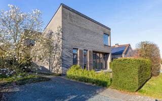 Moderne woning Vosselaar: 5 slaapkamers, EPC A<br /><br />Gebouwd in 2008, presenteert deze uitzonderlijke en energiezuinige villa (EPC-label A) zich als een zeldzame opportuniteit voor wie op zoek is naar ruimte, licht, comfort en privacy op een perceel van 913 m².<br /><br />Met een bewoonbare oppervlakte van 276 m², vijf slaapkamers en drie badkamers, combineert deze instapklare woning een strak architecturaal ontwerp met een bijzonder aangename lichtinval en hoogwaardige afwerking.<br /><br /><br />Gelijkvloers<br />Vanuit een inkomhal met gastentoilet betreedt u de woning. U vindt hier toegang tot een gelijkvloerse slaapkamer op parket en aansluitend badkamer met ligbad, dubbele wastafel en douche. Deze slaapkamer is eveneens te gebruiken als bureau of als praktijkruimte voor de ontvangst van klanten. Vanuit de inkomhal komt u in een lichtrijke leefruimte op parket, opgedeeld in een zonovergoten zithoek met gashaard en een ruime eetkamer die via een dubbel openslaande deur toegang biedt tot een gezellige patio.<br />Aansluitend de eetkamer treft u een volledig ingerichte keuken met vaatwasmachine op hoogte, inductie kookplaat, dampkap, microgolfoven, oven en koelkast. De keuken geniet van prachtig zicht op de binnenpatio alsook de achterliggende tuin. Aan de keuken vindt u ook een praktische koele berging. Achteraan de woning treft u een achteringang die via een sas ook toegang verleend aan de wasplaats.<br /><br />Eerste verdieping<br />Op de eerste verdieping vindt u twee ruime slaapkamers op parket. Deze bevinden zich aan de tuinzijde van de woning. Daarnaast is er een badkamer met dubbele wastafel, douche en toilet. Via de open overloop heeft u toegang tot nog in elkaar lopende twee slaapkamers. De eerste kamer kan ook ingericht worden als bureel of dressing. De tweede slaapkamer heeft aansluitend een badkamer met douche en toilet.<br /><br />Terras en tuin<br />Ook buiten werd de tuin sfeervol aangelegd met gezellige terrassen aan de eetkamer en ook achteraan de woning bij de keuken. Zowel de voor- als achtertuin werden zo aangel