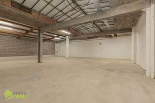 <p><span>Te huur - vernieuwde KMO unit te Grembergen (Dendermonde)</span></p><p><span> </span></p><p><span>Direct beschikbaar</span></p><p><span> </span></p><p><span>Bent u als ondernemer op zoek naar een KMO-Unit met uitstekende bereikbaarheid, verzorgde uitstraling en moderne infrastructuur met alarm, brandcentrale en camera bewaking, dan hebben we voor u de ideale oplossing hartje Grembergen, centraal gelegen nabij Dendermonde. Een kwalitatieve unit die zowel geschikt is voor ambachtelijk gebruik als opslagruimte.</span></p><p><span> </span></p><p><span>Elke unit is voorzien van :</span></p><p><span>- Betonnen vloer</span></p><p><span>- Aparte elektriciteitsmeter</span></p><p><span>- Drijfkracht</span></p><p><span>- Wateraansluiting met individuele teller</span></p><p><span>- Automatische sectionaalpoort en aparte toegangsdeur</span></p><p><span>- Camerabewaking en alarmsysteem</span></p><p><span>- Branddetectie via brandcentrale gekoppeld aan brandweer alsook de nodige brandhaspels en brandblusapparaten</span></p><p><span>- Aansluiting voor sanitair</span></p><p><span>- Parking</span></p><p><span> </span></p><p><span> </span></p><p><span>Unit 6 - 180 m²</span></p><p><span>Toegang via gemeenschappelijke overdekte doorrit (minimale vrije hoogte 2,7 m)</span></p><p><span> </span></p><p><span>Nood aan grotere oppervlaktes?  Contacteer ons om te bekijken welke units eenvoudig gecombineerd kunnen worden.</span></p><p><span> </span></p><p><span>Interesse of meer info? Contacteer ons voor een vrijblijvend bezoek of bijkomende details</span></p><p><span> </span></p>