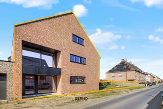 De vermelde prijs is volledig AFGEWERKT (excl. tuinafwerking).<br /><br />Ontdek deze prachtige nieuwbouwwoning gelegen in de Stokstraat 1 te Zele, waar modern comfort en energiezuinig wonen perfect samenkomen.<br /><br />Met een bewoonbare oppervlakte van meer dan 250 m² biedt deze woning uitzonderlijk veel ruimte en mogelijkheden voor gezinnen die op zoek zijn naar luxe en functionaliteit. De strakke architectuur en hoogwaardige afwerking zorgen voor een hedendaagse uitstraling met oog voor detail.<br /><br />Deze BEN-woning (Bijna-EnergieNeutraal) is uitgerust met de nieuwste technieken op vlak van duurzaamheid en energie-efficiëntie. Zo geniet u van aangename vloerverwarming in de volledige woning, aangestuurd door een efficiënte warmtepomp. Het centraal ventilatiesysteem zorgt bovendien voor een constant gezond binnenklimaat.<br /><br />De woning combineert een doordachte indeling met lichtrijke ruimtes, waardoor een open en aangenaam leefgevoel ontstaat. Ideaal voor wie comfortabel wil wonen met lage energiekosten en klaar wil zijn voor de toekomst.<br /><br />Gelegen in een rustige en vlot bereikbare buurt in Zele, vormt deze woning de perfecte uitvalsbasis voor gezinnen en professionals.<br /><br />Tenslotte is er privatieve parkeerplaats voorzien.<br /><br />Een unieke kans voor wie op zoek is naar een ruime, energiezuinige en instapklare nieuwbouwwoning.<br /><br />Deze woning wordt afgewerkt tegen akte en is dus onmiddellijk beschikbaar.<br /><br />Voor meer info en/of een bezoek ter plaatse kan u terecht bij Xavier via het nummer 052 20 24 40 of per mail naar xavier@berno.be.