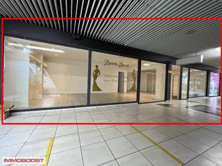 Deze winkel is +/-68 m2 groot en heeft een mega-etalage van maar liefst 12 meter.Het pand is voorzien van recente vloerbedekking en is volledig...