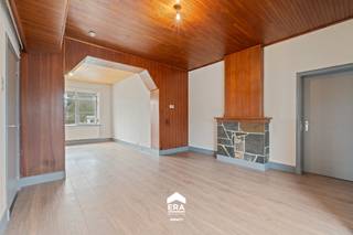 <p>Deze woning in het rustige Wijchmaal-Peer biedt een unieke kans voor wie op zoek is naar een gezinswoning met potentieel. De ligging is ideaal: op wandelafstand van scholen, winkels en horeca, én vlakbij de Noord-Zuidverbinding die zorgt voor een vlotte bereikbaarheid richting Hasselt en Nederland.</p>

<p>Op het perceel van maar liefst 11a 76ca staat momenteel deze charmante woning uit 1938 met mooie architecturale elementen zoals ronde bogen en een erker die voor veel lichtinval zorgt. De woning is voorzien van 4 slaapkamers en een gelijkvloerse bureelruimte die ook als slaapkamer kan dienen. De woning beschikt ook over een inpandige garage en een schuur voor de opslag van materialen.</p>

<p><strong>Enkele troeven:</strong></p>

<ul><li><strong>Ruim perceel:</strong> Met 11a en 76ca biedt deze grond volop mogelijkheden voor een nieuw project.</li><li><strong>Goede EPC-score:</strong> Dankzij dubbele beglazing, dakisolatie, luchtspouwisolatie en een hoogrendementsketel op gas behaalt de woning EPC-label D.</li><li><strong>Authentieke elementen:</strong> De bestaande woning beschikt over unieke kenmerken zoals een erker en sierbogen die zorgen voor charme en licht.</li><li><strong>Interessante ligging:</strong> Rustige woonwijk, dichtbij scholen en winkels, én vlotte bereikbaarheid via de Noord-Zuidverbinding.</li></ul>
<span><span>Ben je op zoek naar een projectgrond in Peer? Neem dan gerust contact met ons op via <strong>impact@era.be</strong> of <strong>089 46 48 63</strong>. <strong>Lander helpt je graag verder!</strong></span></span>