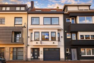 Groot triplex appartement gelegen in de Bondgenotenlaan te Heist-aan-Zee, op korte afstand van alle winkels en het openbaar vervoer. Het...