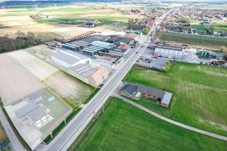 OOp zoek naar een ruim en veelzijdig perceel? Deze bouwgrond van 1446 m² in het charmante Proven biedt een uitstekende kans om jouw droomwoning te realiseren. De eerste ca. 55 meter van het perceel valt onder het RUP Proven centrum en is bebouwbaar. Deze bouwgrond bevindt zich op wandelafstand van het dorpscentrum, waar je geniet van alle nodige voorzieningen zoals een grootwarenhuis, slager, bakker, basisschool en tal van prachtige wandelroutes. Een rustige, landelijke omgeving met toch een vlotte bereikbaarheid naar Poperinge en Ieper. Met een perceelbreedte van 29 meter kan dit eigendom ook interessant zijn voor wie naar een investering op zoek is. Wenst u meer info over de mogelijkheden of voorschriften? Aarzel niet om ons te contacteren. Opmetingsplan beschikbaar. Neem voorsprong met een vrijblijvende en gratis schatting van uw eigendom via:<br />http://www.residentievastgoed.be/gratisonlineschatten