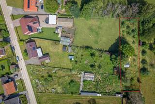 <p>Ontdek dit achterliggende perceel van circa 1.396 m² in de Sint-Adrianusstraat in Ravels. Een unieke kans voor wie op zoek is naar extra grond in een rustige en groene omgeving.</p>
<p>Het perceel is bestemd voor agrarisch of hobbymatig gebruik en biedt tal van mogelijkheden als hobbyweide, moestuin, boomgaard of andere groene invulling.</p>
<p>De ligging aan de rand van het agrarische landschap zorgt voor een open uitzicht en een aangenaam gevoel van rust en ruimte. Omgeven door het typische Kempense landschap is dit de ideale locatie voor natuurliefhebbers of eigenaars die extra buitenruimte wensen voor hun hobby of kleinschalig agrarisch gebruik.<br /><br /><strong></strong>Dit perceel is geen bouwgrond en kan niet worden bebouwd. </p>
<p><strong>Mogelijkheid tot aankoop als groter geheel<br /></strong>Naast de afzonderlijke verkoop van dit achterliggende perceel bestaat ook de mogelijkheid om dit aan te kopen samen met het voorliggende bouwperceel. In dat geval vormt het geheel een ruim perceel voor open bebouwing, met een totale oppervlakte van circa 3.604 m².</p>
<p>Deze combinatie biedt een uitzonderlijke kans voor wie zijn droomwoning wil realiseren op een ruim perceel met achterliggende grond in een rustige, groene omgeving.</p>
<p>Heeft u interesse in dit achterliggende perceel of wenst u meer informatie over de aankoop als groter geheel? Neem dan vandaag nog contact met ons op.</p>
<p>Aanvullende informatie<br />- Stedenbouwkundige inlichtingen zijn in aanvraag.<br />- PV: voor het plaatsen/stockeren van bouwmaterialen.<br />- Oppervlakten zijn indicatief, conform plan.</p>