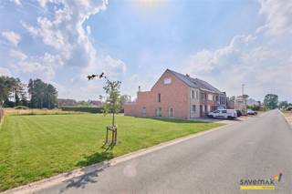 <p><span>Bouwgrond voor halfopen bebouwing van 973m². De straatbreedte is 10,75m</span></p><p><span> </span></p><p><span>Op wandelafstand van scholen en supermarkten.</span></p><p><span> </span></p><p><span>Bestuursmaatregelen in het maatregelenregister: nee</span><span> </span></p><p><span> </span></p>