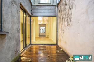 <p><span>Achter deze </span><span>prachtige, authentieke gevel</span><span>, op een boogscheut van het centrum van Antwerpen en het bruisende Eilandje, schuilt een </span><span>ruime en karaktervolle burgerwoning</span><span> met verrassend veel mogelijkheden.</span></p><p><span> </span></p><p><span>Deze </span><span>instapklare woning</span><span> beschikt over maar liefst </span><span>6 volwaardige slaapkamers</span><span>, </span><span>2 badkamers</span><span> en een </span><span>gezellige stadskoer</span><span>. Dankzij de centrale ligging bevindt u zich vlakbij </span><span>invalswegen</span><span>, </span><span>openbaar vervoer</span><span> en </span><span>handelszaken</span><span>. Zin in wat groen of rust? Dan is </span><span>Park Spoor Noord</span><span> vlakbij. Ook liefhebbers van leuke cafés en restaurants zitten hier op de juiste plek, de buurt leeft.</span></p><p><span> </span></p><p><span>Door de royale ruimtes en flexibele indeling biedt deze woning enorm veel </span><span>potentieel</span><span>. De kamers kunnen makkelijk een andere functie krijgen (bureau, hobbyruimte, dressing, …) en maken deze eigendom ook bijzonder interessant voor </span><span>co-housing</span><span> of een woning met </span><span>meerdere bewoners</span><span>.</span></p><p><span> </span></p><p><span>Troeven op een rij</span></p><p><span> </span></p><ul><li><span>Ruime woning met tal van mogelijkheden</span><span> (6 slaapkamers)</span></li><li><span>Gunstig EPC C</span><span>: 285 kWh/m²jaar</span></li><li><span>Conforme elektrische keuring</span><span> (geldig tot 2040)</span></li><li><span>Authentieke elementen & hoge plafonds</span></li><li><span>Planchévloeren</span></li><li><span>Slaapkamers met </span><span>eigen lavabo’s</span></li><li><span>Buitenruimte</span><span>: stadskoer + terras</span></li></ul><p><span> </span></p><p><span>Indeling</span></p><p><span> </span></p><p><span>Kelder:</span><span><br />Ruime en praktische kelderruimte van ca. </span><span>56 m²</span><span>, ideaal voor stockage.</span></p><p><span>Gelijkvloers:</span><span><br />U komt binnen via een </span><span>prachtige inkomhal</span><span> met hoge plafonds en authentieke details. Deze geeft toegang tot een </span><span>ruime en lichtrijke leefruimte op planché</span><span>, die naadloos overgaat in de eetkamer (samen ca. </span><span>30 m²</span><span>). Achteraan bevindt zich een </span><span>volledig geïnstalleerde keuken</span><span> met doorgang naar de </span><span>gezellige, onderhoudsvriendelijke stadskoer</span><span> (ca. </span><span>10 m²</span><span>).</span></p><p><span>1ste verdieping:</span><span><br />Op het tussenverdiep bevindt zich een </span><span>apart toilet</span><span> en een eerste </span><span>ruime badkamer met inloopdouche</span><span> (ca. </span><span>11 m²</span><span>). Op de verdieping zelf zijn er </span><span>2 ruime slaapkamers</span><span> (ca. </span><span>19 m²</span><span> en </span><span>10 m²</span><span>).</span></p><p><span>2de verdieping:</span><span><br />Ook hier vindt u op het tussenverdiep een </span><span>apart toilet</span><span> en de tweede </span><span>badkamer met inloopdouche</span><span> (ca. </span><span>11 m²</span><span>) met aansluitend toegang tot het </span><span>terras</span><span> (ca. </span><span>5 m²</span><span>). Op de verdieping bevinden zich opnieuw </span><span>2 slaapkamers</span><span> (ca. </span><span>19 m²</span><span> en </span><span>10 m²</span><span>).</span></p><p><span>3de verdieping:</span><span><br />Bovenaan zijn de laatste </span><span>2 slaapkamers</span><span> voorzien (ca. </span><span>18 m²</span><span> en </span><span>13 m²</span><span>) onder het schuine dak. De kleinere kamer geniet bovendien van een leuke </span><span>mezzanine</span><span>.</span></p><p><span> </span></p><p><span>Voor meer informatie of een bezoek kan u terecht bij </span><span>Area Partners</span><span> via </span><span>info@area.be</span><span> of </span><span>03/284.60.60</span><span>.</span></p><p><span> </span></p>