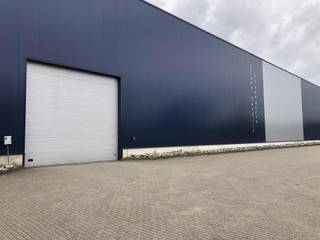 <span>Magazijnruimte van 2.000m² met sectionaal poort te Mechelen-Noord.<br />Mogelijkheid voor extra buitenterrein tot ca. 4.000m²<br /><br />Mogelijkheid om gebruik te maken van een rolbrug.<br />Mogelijkheid om extra kantoren te huren in de bestaande kantoren of te werken met een mobiele kantoorunit in het magazijn.<br /><br />De gebouwen hebben een vrije hoogte van 12m (10m onder de rolbruggen)<br /></span>