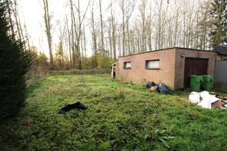 Cette charmante maison a besoin d'une touche de fraîcheur où vous pouvez pleinement réaliser vos propres idées. Une maison semi-ouverte de 1973, située au calme dans un quartier résidentiel agréable, avec un beau jardin et une allée menant au garage.<br /><br />DISPOSITION:<br />x hall d'entrée avec toilettes invités;<br />x passage vers le salon spacieux;<br />x cuisine séparée;<br />x hall de nuit;<br />x chambre 1;<br />x chambre 2;<br />x salle de bain avec baignoire et lavabo;<br />x débarras / buanderie avec chaudière, raccordement machine à laver et porte extérieure menant à la terrasse et au jardin.<br /><br />À l'étage:<br />x deux grandes chambres mansardées;<br />x chambre 3.<br /><br />Derrière la maison, une terrasse couverte, un jardin et un garage à l'arrière.<br /><br />Le toit a été entièrement rénové en 2021 et isolé avec des panneaux PIR.<br /><br />INTÉRESSÉ? Prenez rendez-vous pour une visite par téléphone au 012 23 00 23 ou envoyez vos questions par e-mail à roland@immo-leroi.be.