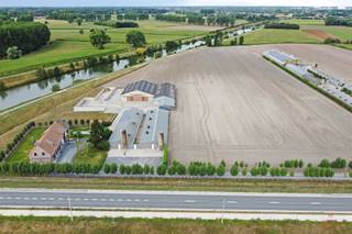 Op een uitzonderlijk en strategisch gelegen perceel van maar liefst 3,8 hectare bieden wij dit instapklare landbouwbedrijf aan met tal...
