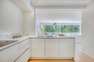 In centrum Brugge bevindt zich dit TOT-IN-DE-PUNTJES GERENOVEERD appartement met 2 SLAAPKAMERS, fantastisch uitzicht op het groen en een zee aan woonruimte (138m<sup>2 </sup>!!) . Dit luxe app. (2°V) is hoogwaardig afgewerkt met de meest kwalitatieve materialen en omvat: royale inkomhal met toilet en vestiaire, imposante lichtovergoten leefruimte (prachtige parketvloer, stalen deur, maatwerkkasten) met adembenemend UITZICHT op het water, open keuken met Miele toestellen (voorzien van o.a. inductiekookplaat, oven/steamer, microgolfoven, vaatwas, ijskast, composiet werkblad), berging/wasplaats, koer. Achteraan bevinden zich 2 zeer ruime slaapkamers met ingemaakte kasten, nagelnieuwe badkamer (dubbel lavabomeubel, prachtige inloopdouche met rainshower, handdoekdroger, mortex afwerking, kraanwerk Hotbath). Nieuw: CV op aardgas (HR-top condenserende ketel), nieuw dubbel glas, airco, videoparlofoon (Bticino), GOEDGEKEURDE elektriciteit, verlichting Dark, reeds geschilderd, asbestveilig. Privatieve kelderberging, gemeenschappelijke fietsenberging, mogelijkheid tot huren garagebox. Dit app. maakt deel uit van een verzorgde residentie met LIFT. Super ligging nabij winkels, openbaar vervoer, centrum. Een ware streling voor het oog!