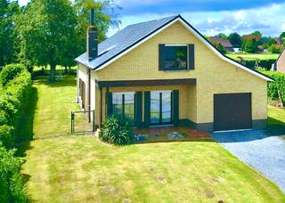 In een aangename en landelijke omgeving vindt u deze verzorgde alleenstaande woning in Adegem. 
Dankzij het open uitzicht over de omliggende velden geniet u hier elke dag van rust, ruimte en een groene omgeving.

De woning is steeds goed onderhouden en biedt een praktische indeling die geschikt is voor zowel gezinnen als wie comfortabel gelijkvloers wil wonen. Op het gelijkvloers bevinden zich twee volwaardige slaapkamers en een badkamer, waardoor alle essentiële woonfuncties zich op één niveau bevinden. Op de verdieping zijn nog twee extra slaapkamers, ideaal als kinderkamers, hobbyruimte of thuiskantoor.

Verder beschikt de woning over een inpandige garage en een lichtrijke veranda die uitkijkt op de zonnige tuin. Hier kunt u in alle privacy genieten van het buitenleven, terwijl het prachtige vergezicht over de velden zorgt voor een extra gevoel van vrijheid.

Bent u op zoek naar een instapklare alleenstaande woning met vier slaapkamers, een praktische indeling en een rustige ligging? Dan is deze eigendom in Adegem zeker een bezoek waard.

Contacteer ons vandaag nog voor meer informatie of een bezichtiging.
Via 09 336 16 15 of mail naar info@vastgoedunicum.be, wij helpen u graag verder!

Virtuele rondleiding?
https://youtube.com/shorts/czBTwOUd65g