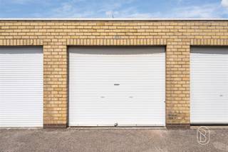 Praktische, centraal gelegen private garagebox in Roeselare.Op zoek naar een veilige parkeerplaats of extra opslagruimte? Gelegen Roeselare biedt deze afgesloten garagebox de ideale oplossing voor het stallen van een wagen, fietsen of extra materiaal.Interesse? Contacteer Immo Beguin voor meer informatie: tessa@immobeguin.beTe koop via Immo Beguin, jouw vastgoedexpert sinds 2009, met kantoren in Ronse, Waregem, Kortrijk, Deinze, Doornik, Lessines, Moeskroen en Nieuwpoort.