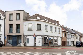 Bent u op zoek naar een veelzijdige woning met ruimte voor het hele gezin of een kangoeroewoning? Dan is deze ruime tweewoonst op wandel- of fietsafstand van natuurgebieden Paddenhoek en Honegem én centrum Aalst een bezoek waard!<br /><br />Deze eigendom biedt twee volledig ingerichte woongedeelten, waardoor ze perfect geschikt is voor grote gezinnen, zorgwonen, inwonende familieleden of wie op zoek is naar extra wooncomfort en flexibiliteit.<br /><br />EPC B en C – Geen renovatieplicht / CV Aardgas (2024) / (HR) Dubbel glas / Asbestveilig / Beperkt KI van 785 EURO!<br /><br />Op het gelijkvloers (+/- 84 m<sup>2</sup>) bevindt zich een eerste wooneenheid met een gezellige leefruimte, een praktische keuken met aparte toegangsdeur, twee volwaardige slaapkamers, een badkamer en een apart toilet. Deze verdieping biedt alle comfort om volledig onafhankelijk te wonen. De woning is onderkelderd.<br /><br />De eerste en tweede verdieping (+/- 184 m2) vormen samen het tweede woongedeelte. Hier geniet u van een ruime en lichtrijke leefruimte waar het aangenaam vertoeven is met familie en vrienden. Aansluitend bevinden zich de keuken en eetkamer, die samen een warme en functionele leefomgeving creëren.<br /><br />Vanuit de eetkamer heeft u toegang tot het terras. Op de bovenste verdieping vindt u twee ruime slaapkamers terug. Eén van deze kamers beschikt bovendien over een praktische dressing en tenslotte een badkamer.<br /><br />Dankzij de doordachte indeling biedt deze woning tal van mogelijkheden voor gezinnen die op zoek zijn naar extra ruimte of voor wie verschillende generaties bij elkaar wil laten wonen zonder aan zelfstandigheid in te boeten.<br /><br />Ook de ligging vormt een sterke troef. U woont hier vlakbij het centrum van Aalst met winkels, supermarkten, scholen en binnen handbereik. Openbaar vervoer bevindt zich op wandelafstand en dankzij de vlotte verbinding met de belangrijkste invalswegen en de E40 bereikt u Brussel, Gent en andere steden bijzonder snel.<br /><br />Deze woning combineert ruimte, functionaliteit en een uitstekende bereikbaarheid op een unieke manier. Een eigendom met mogelijkheden die vandaag steeds gegeerder worden op de vastgoedmarkt.<br /><br />GV: EPC label C – certificaatnummer: 20230627-0002929828-RES-1<br />1<sup>e</sup>: EPC label B – certificaatnummer: 20230627-0002929883-RES-1<br /><br />Bent u benieuwd naar de indeling, de ruimtebeleving en de vele mogelijkheden van deze eigendom? Contacteer ons vandaag nog voor een bezoek en ontdek zelf alles wat deze bijzondere woning te bieden heeft.
