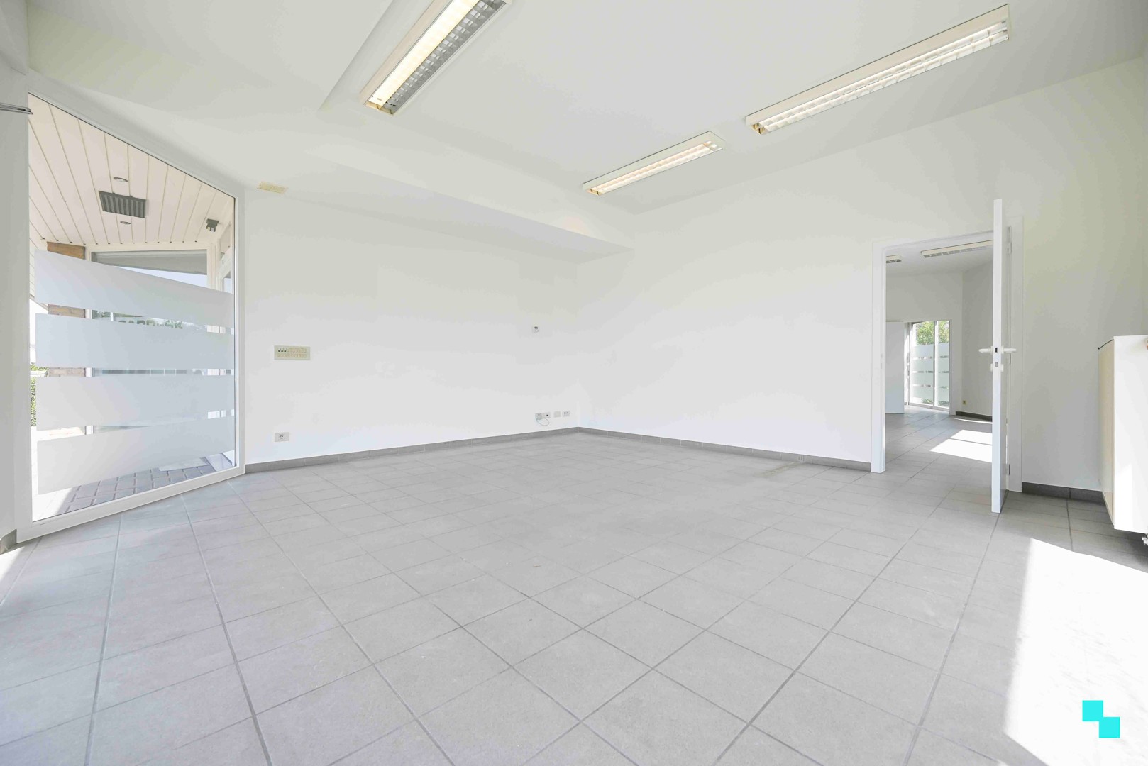 Handelsruimte op toplocatie in Oostrozebeke - foto 4