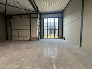 Nieuwbouw KMO-unit van 237 m² en 2 privatieve parkeerplaatsen te koop in Wevelgem.De geïsoleerde casco magazijnruimte is opgebouwd uit een...