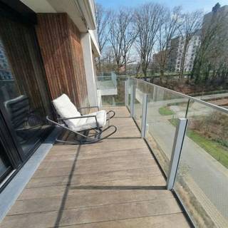 Wat een rustige toplocatie! Dit instapklare appartement is ZO GOED ALS NIEUW en is onder registratierechten te koop (geen BTW!). Het is gelegen in een rustige en groene omgeving, in een woonerf aan het water en op wandelafstand van de jachthaven, winkels, het kanaal en verschillende natuurgebieden. Dankzij de nieuwe fietsbrug bent u zo in het centrum van Turnhout. Op het terras kan je van 's middags tot 's avonds volop van de zon genieten. Het appartement is gelegen op de derde verdieping en omvat een ruime woonkamer met grote ramen met veel lichtinval en met toegang tot het ruime terras, de open keuken is ingericht met een kookplaat, combi-oven Siemens en koelkast en vaatwasser. Ingericht met mooie tegelvloer in plankenvloerimitiatie. Er zijn 2 slaapkamers, waarvan 1 met inbouwkasten. De tweede kamer kan als eenpersoonskamer of als dressing / bureel dienen. Badkamer met ligbad, gastentoilet en wasplaats / cv-ruimte. Ondergrondse autostaanplaats + privé berging verplicht bij aan te kopen, samen voor € 25.000. Verder nog een gemeenschappelijke fietsenberging en parking voor bezoekers op het terrein. EPC A label.