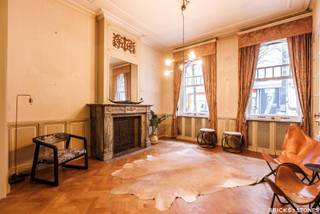 DUIZENDEN SHOPPERS WANDELEN ER WEKELIJKS LANGS. HERENHUIS BEERSMANS IN DE GASTHUISSTRAAT. MAAR NIEMAND HEEFT EEN IDEE WELKE PRACHT EN PRAAL...