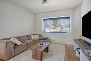 <p><span><span><strong><u>Prachtig gerenoveerde woning (2024) met 3 ruime slaapkamers, een bewoonbare oppervlakte van 191 m² en zonnige ruime tuin te Nijlen. </u></strong></span></span></p><p><span><span>Indeling: </span></span></p><p><span><span><strong>- Gelijkvloers: </strong></span></span></p><ul><li><span><span>inkomhal van 6 m² met apart gastentoilet en toegang tot de droge kelder</span></span></li><li><span><span>Zeer ruime en zonnige woon-/eetkamer op gepolierde betonvloer</span></span></li><li><span><span>Volledig geïnstalleerde open keuken voorzien van: kwalitatieve Zanussi-toestellen en een praktisch kookeiland</span></span></li><li><span><span>Ruime berging voorzien van aansluiting wasmachine/droogkast</span></span></li><li><span><span>Handige zijingang mrt vestiaire-mogelijkheden.</span></span></li></ul><p><span><span><strong>- 1e verdieping: </strong></span></span></p><ul><li><span><span>Nachthal met toegang tot de prachtige badkamer voorzien van; inloopdouche, toilet en lavabomeubel. Er is reeds een voorziening voor een ligbad. </span></span></li><li><span><span>3 zeer ruime slaapkamers allen op parket. </span></span></li></ul><p><span><span><strong>- Tuin: </strong></span></span></p><ul><li><span><span>Ruim en zonnig terras van 30 m². </span></span></li><li><span><span>Zonnig en volledig afgesloten tuin van 768 m² achter de woning</span></span></li><li><span><span>Ruime oprit voor 4-5 wagens. </span></span></li></ul><p><span><span>EXTRA: </span></span></p><ul><li><span><span>Volledig gelijkvloers voorzien van vloerverwarming</span></span></li><li><span><span>EPC: 108 kWh/m² uc: 20260222-0003806870-RES-1 (Klasse B). </span></span></li><li><span><span>Laadpaal </span></span></li><li><span><span>Bergingszolder</span></span></li><li><span><span>Elektriciteit conform</span></span></li><li><span><span>Perceelscore A, gebouwscore A, woongebied, stedenbouwkundige info in aanvraag</span></span></li></ul><p><span><span>Nabij school, winkels, autosnelweg, openbaar vervoer, etc. Voor meer info ga naar www.coenenvastgoed.be of bel 03/375.82.92</span></span></p>