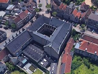 <div>Zeer centraal gelegen historische en multifunctionele site in de Veurnse binnenstad.</div>
<div>
<div>
<div>
<h5><strong>Bijzondere verkoopvoorwaarden</strong>:</h5>
<ul>
<li>
<h5>De verkoop gebeurt onder de vorm van een '<strong><em>sale en gedeeltelijke lease back formule</em></strong>'. Bieders worden verwezen naar volgende links op de website :<span> </span>plannen gebouw<span> </span>en<span> </span>erfdienstbaarheden.</h5>
</li>
</ul>
<h5><strong>Beschermingsstatuut:</strong></h5>
<h5>Beschermd Onroerend Erfgoed: Stadskern Veurne<span> </span>(Stads- of dorpsgezicht)</h5>
</div>
<div>
<h5>Vastgestelde Inventarissen:<br />- Historische stadskern van Veurne<span> </span>(Vastgestelde archeologische zone)<br />- Stadskern Veurne<span> </span>(Vastgesteld bouwkundig erfgoed)</h5>
</div>
<div>
<h5>Unesco Werelderfgoed: Landhuis en belfort: buffer<span> </span>(UNESCO werelderfgoed bufferzone)</h5>
</div>
<div>
<h5>Plannen: Veurne - Stadskern<span> </span>(Beheersplan)</h5>
<h5><strong>Stedenbouwkundig:</strong></h5>
<h5>PRUP Herziening Afbakening Kleinstedelijk gebied Veurne<br />Leefkwaliteitsplan Veurne Centrum<br />Stedenbouwkundige verordening binnenstad - stedenbouwkundige voorschriften<br />Stedenbouwkundige verordening 'leefkwaliteit meergezinswoningen'<br />Stedenbouwkundige verordening inzake lasten bij omgevingsvergunningen<br />Stedenbouwkundige verordening erfgoed - stedenbouwkundige voorschriften<br />Afbakening verordening erfgoed - Bijlage bij het besluit van 8 juli 2024</h5>
</div>
</div>
</div>
Deze site wordt u aangeboden in samenwerking met het biedplatform van COVAST. Indien u belangstelling heeft om een bod uit te brengen kan dit enkel via ALBERT Vastgoed. <br />Wanneer uw bod weerhouden wordt door de verkoper zal u als koper eveneens instaan voor de betaling van het honorarium aan COVAST.<br /><br />Bent u op zoek naar multifunctionele handelsruimtes, neem dan voor meer inlichtingen of een bezoek op afspraak contact op met Dominique Baes, ALBERT B2B, op 0498/12.82.20 of via dominique.baes@albert.immo.