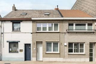 <p><strong>Charmante gesloten woning in het centrum van Zaventem, dicht bij winkels en openbaar vervoer.</strong><br /><br />Deze vernieuwde woning combineert karakter met hedendaags wooncomfort op een centrale ligging in Zaventem. Dankzij de ligging in het centrum bevindt u zich op wandelafstand van winkels, openbaar vervoer en dagelijkse voorzieningen. De woning beschikt over een lichtrijke leefruimte, drie volwaardige slaapkamers en een gezellige tuin met terras. Bovendien geniet u van een vlotte verbinding naar belangrijke invalswegen, wat deze woning extra interessant maakt voor wie centraal wil wonen. Met een EPC-label C biedt deze woning bovendien een gunstige energieprestatie.<br /><br /><u><strong>Belangrijkste ruimtes:</strong></u><br />• Ruime living (30 m²) met aangename lichtinval<br />• Keuken (18 m²) met voldoende plaats voor een eetruimte<br />• Badkamer (7 m²)<br />• Apart toilet<br />• Drie slaapkamers (15 m², 16 m² en 16 m²)<br />• Terras (4 m²) aansluitend aan de tuin<br />• Gezellige tuin<br />• Kelder (32 m²) met extra bergruimte<br /><br /><u><strong>Troeven:</strong></u><br />• Centrale ligging in het centrum van Zaventem<br />• Vernieuwde woning met praktische indeling<br />• Dicht bij winkels, openbaar vervoer en invalswegen<br /><br />Meer informatie of een bezoek met Joery Van De Gucht? Contacteer ons via +3223351115<br />JOUW DROOMHUIS. ZO GEVONDEN!</p>