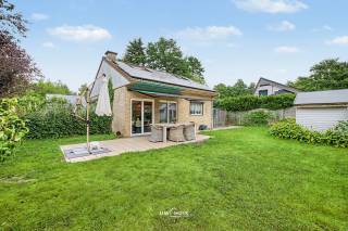 In de gegeerde Bollewijk vindt u deze charmante open bebouwing op een perceel van meer dan 500 m². Een woning waar comfort, energiezuinigheid en rust naadloos samenkomen. <br /><br />Binnen valt meteen de overvloedige lichtinval op. De gezellige living vormt het hart van de woning en loopt vlot over in een knappe keuken. De badkamer biedt zowel een douche als een ligbad — een comfort dat u in dit segment zelden terugvindt. Twee ruime slaapkamers vervolledigen het geheel. <br /><br />Op energetisch vlak is het huiswerk gemaakt: EPC B dankzij dak- en muurisolatie, dubbele en hoogrendementsbeglazing, zonnepanelen, een lucht/lucht warmtepomp en een sfeervolle pelletkachel. Rolluiken en een zonneluifel zorgen voor extra comfort in elk seizoen. De woning is bovendien asbestveilig verklaard en de elektriciteit is conform tot 2049 — u koopt hier zorgeloos. <br /><br />Buiten geniet u van heel wat naburig groen en een oprit met plaats voor drie tot vier wagens. De buurt is rustig en kindvriendelijk, terwijl supermarkt en invalswegen op enkele minuten liggen. <br /><br />Een zeldzame combinatie van ruimte, groen en energiezuinig wooncomfort. Plan snel uw bezoek in. <br /><br />Bel of mail ons voor een afspraak op het nummer: 052/46.38.03 of info@uw-huis.be en wie weet tot binnenkort! 