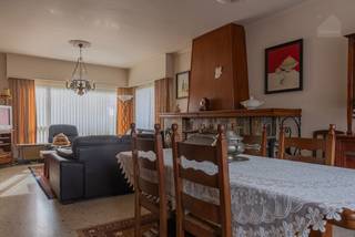 <strong>Ruime gezinswoning met 4 slaapkamers op uitzonderlijk perceel van 1,32 ha in Meerhout.</strong><br /><br />Rust, ruimte en groen, op een boogscheut van het centrum van Meerhout.<br />Aan Genebroek 88 ontdek je een bijzondere eigendom: een ruime gezinswoning met 281 m² bewoonbare oppervlakte, gelegen op een indrukwekkend perceel van maar liefst 13.217 m².<br />Of je nu droomt van een grote tuin, ruimte voor dieren, een landelijke woonomgeving of gewoon een plek waar kinderen volop buiten kunnen leven: deze eigendom biedt bijzonder veel mogelijkheden.<br /><br />De woning dateert uit 1964 en biedt dankzij haar royale volumes en praktische indeling een uitstekende basis om volledig naar eigen smaak en volgens hedendaagse woonnormen te worden vernieuwd.<br /><br />Op het gelijkvloers kom je binnen via een ruime inkomhal. De woon- en eetkamer sluit aan op de bijzonder ruime keuken. Vanuit de leefruimtes geniet je van een mooi en open uitzicht op het omliggende groen, wat meteen het landelijke karakter van deze woning benadrukt. Verder vind je hier een wasplaats, een apart gastentoilet, een achterinkom en een inpandige garage. Ook de kelder zorgt voor bijkomende praktische bergruimte.<br /><br />Op de verdieping bevinden zich vier volwaardige slaapkamers en de badkamer. Daarnaast beschikt de woning over een zolder, wat nog extra mogelijkheden biedt.<br /><br />Buiten komt deze eigendom helemaal tot haar recht. De ruime tuin en het achterliggende weiland creëren een open en groene leefomgeving waar rust en privacy centraal staan. Ondanks die landelijke ligging woon je hier allesbehalve afgelegen: het centrum van Meerhout en de voorzieningen van de omliggende gemeenten zijn vlot bereikbaar. Ook het op- en afrittencomplex van de E313 bereik je binnen enkele minuten.<br /><br />Met meer dan 1,3 hectare grond, 281 m² woonruimte, vier slaapkamers, een inpandige garage, kelder en zolder beschikt deze woning over alle ingrediënten om uit te groeien tot een prachtige gezinswoning op een uitzonderlijk ruime en groene locatie.<br /><br />Wil je de ruimte en de ligging zelf ervaren?<br />We nemen graag de tijd om je deze woning ter plaatse te laten ontdekken.<br />📞 014 84 83 69<br />✉️ info@sublimmo.be<br /> 