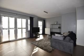 Gelijkvloers appartement (2011) met inkom, toilet, leefruimte met open keuken. De keuken is voorzien van keramische kookplaat, dampkap,...