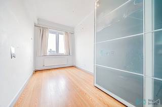 🏢 TE KOOP – Appartement met 2 slaapkamers op de bovenste verdieping + kelder – Jette (97 m²)<br />📍 Boulevard de Smet de Naeyer 290 – Gegeerde ligging<br /><br />We Invest stelt u dit mooie appartement met 2 slaapkamers voor, gelegen op de laatste verdieping van een verzorgde en goed beheerde mede-eigendom, in het hart van een geliefde buurt in Jette.<br /><br />De Boulevard de Smet de Naeyer biedt een ideale leefomgeving, met een perfecte mix van groen, stedelijke dynamiek en bereikbaarheid. In de onmiddellijke omgeving vindt u openbaar vervoer (metro, tram, bus), winkels, scholen, parken en belangrijke verkeersassen. <br /><br />🛋️ Indeling van het appartement:<br />🔹 Een lichte woonkamer<br />🔹 Een eetruimte<br />🔹 Een afgesloten keuken<br />🔹 Een berging<br />🔹 Een afzonderlijk toilet<br />🔹 Een badkamer<br />🔹 Twee slaapkamers, waarvan één ruime van 16 m²<br /><br />Het appartement is in algemeen goede staat en goed onderhouden, maar een kleine verfrissing kan het geheel weer helemaal up-to-date brengen.<br /><br />🔋 EPC: G<br />⚡ Elektriciteit conform<br />🧱 Privatieve kelder inbegrepen<br />🚗 Mogelijkheid om de huur van een afgesloten garagebox over te nemen<br />💰 Gemeenschappelijke kosten: €150/maand (onderhoud gemeenschappelijke delen, syndicus, enz.)<br /><br />📌 De koper kan ook genieten van een aanvullend abattement op de registratierechten (onder voorwaarden – contacteer ons voor meer informatie).<br /><br />📞 Voor meer info of om een bezoek te regelen, contacteer ons gerust op 02 315 77 22 of via e-mail op maxime.l@weinvest.be