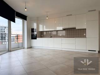 <strong>Dit appartement is onmiddellijk beschikbaar!<br />Vaste maandelijkse kosten: € 75,00 <br />Maandelijkse provisie verwarming: € 50,00 (je hebt zelf geen gascontract nodig!)<br />Bewonersparkeren is hier van toepassing.</strong><br /><br />Ontdek dit charmante en lichtrijke 1-slaapkamer appartement, ideaal gelegen in een rustige en groene omgeving.<br />Hier geniet je dagelijks van een aangename woonbeleving met een mooi evenwicht tussen rust en bereikbaarheid.<br /><br />Het appartement beschikt over een ruime, volledig uitgeruste keuken die naadloos aansluit op de leefruimte — perfect voor wie houdt van gezellig koken en ontvangen.<br /><br />Daarnaast kan je als bewoner gebruikmaken van een aangelegde gemeenschappelijke binnentuin, een heerlijke plek om tot rust te komen of even te genieten van het buitenleven.<br /><br />De ligging is een absolute troef:
<ul>
<li>Op wandelafstand van het centrum van Hasselt en Westpunt</li>
<li>Verschillende winkels en voorzieningen in de directe omgeving</li>
<li>Uitstekende fietsaansluitingen, ideaal voor woon-werkverkeer of ontspanning</li>
</ul>
Kortom, een perfect appartement voor wie comfortabel en centraal wil wonen.<br /><br />Word jij de nieuwe bewoner van dit prachtig appartement? Surf naar www.vdv-vanderveken.be, kies bij “TE HUUR” voor dit pand en vul de kandidatenfiche in (klik in het gouden balkje op “Ik wil dit pand graag huren!”). Wij contacteren je voor een afspraak!
