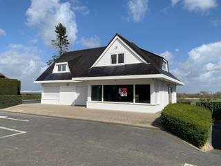 <strong>Handelspand met woonst te koop<br /><br />Indeling:</strong><br />kelder: volledig onderkelderd met garage(plaats voor 2 wagens)<br />gelijkvloers: inkom, handelsruimte/restaurant/woonruimte, 2 toiletten en keuken<br />eerste verdiep: 3 slaapkamers en badkamer<br /><br /><strong>Troeven:</strong>
<ul><li>commerciële ligging naast drukke baan</li><li>staanplaatsen voor de deur voor klanten</li><li>volledig onderkelderd</li></ul>
<br />Bij deze woning geldt de renovatieplicht.