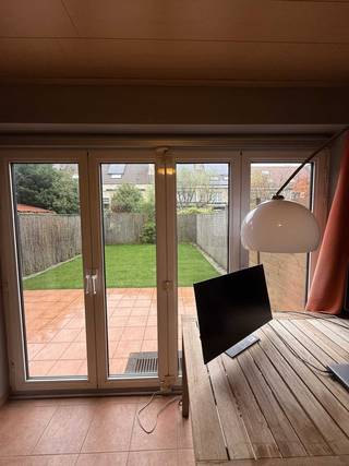 De ligging is ideaal: op wandelafstand van het Brilschanspark, scholen, openbaar vervoer en het sportcentrum Het Rooi. Bovendien geniet u van een vlotte verbinding met de grote invalswegen en autosnelwegen richting Antwerpen, Mechelen en Brussel.<br />25 jaar <br />Bel etage woning met beneden garage + zitkamer met uitzicht op tuin + WC + ruimte voor wasmachine en droogkast. <br />Tuin 60m²<br />1e verd. : living met parket + open keuken<br />2e verd. : 2 grote slpk (17m² + 16m²) + 1 kleine slpk (8m²) + badkamer met ligbad en douche + afz. WC<br />3e verd. : geïsoleerde en ingerichte zolder (30m²) met ingebouwde kasten en opbergruimte.<br />EPC B<br /><br />Voor bezoek of info : 0472/695957<br /><br />