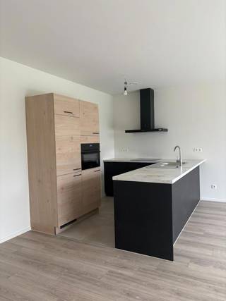 <p>Mooi gelijkvloers appartement voorzien van een ruime leefruimte met open keuken, aansluitende berging, apart toilet, 2 slaapkamers, badkamer met douche en dubbele lavabo. Een ruim terras grenzend aan de leefruimte en een aangename groene tuin afgesloten door hagen. <br />De verwarming wordt voorzien met een geothermische warmtepomp op zonnepanelen waardoor de stookkosten aanzienlijk lager liggen dan bij een gasketel. Het appartement voldoet aan de zuinigste energienormen om met deze dure energieprijzen te genieten van een betaalbaar wooncomfort.<br /><br />Het project "Rubenspark" is gelegen op de Mechelsesteenweg te Blaasveld, kort bij het centrum en op wandelafstand van een kleuter- en lagere school, en van verschillende winkelketens zoals Delhaize en Okay. Er is een vlotte bereikbaarheid via de A12 en de E19. <br />Aan de zijde van de Mechelsesteenweg komt een mooi, hedendaags gebouw met 19 appartementen over 4 verdiepingen. Met een ruime keuze tussen 1,2 en 3 slaapkamer-appartementen. Alle terrassen kijken uit op het groene en rustige binnen gebied aan de achterzijde.<br />Achter de appartementen in de groene binnentuin creëren we 12 wooneenheden genoemd stapelwoningen.<br />De gelijkvloerse 2 slaapkamer woningen zijn voorzien van een privatieve tuin en terras en de appartementen zijn allemaal voorzien van een ruim terras. Het project beschikt over een ondergrondse keldergarage en mooie gemeenschappelijke tuinen.<br />In dit groene kader, zal dit project vooral de focus leggen op hedendaagse architectuur en uitgedachte buitenaanleg om een bijzondere woongelegenheid te creëren.</p>