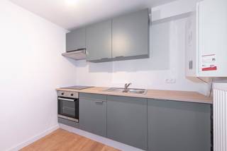 TREVI GENT - Gerenoveerd, INSTAPKLAAR, modern 1-slaapkamer appartement (type 'sous-sol') in een klein gebouw van 5 units, vlakbij het centrum, openbaar vervoer campussen, park... Nieuwe elektriciteit, sanitair, keuken, afwerkingen en overal individuele meters en installaties. Een UNIEKE KANS voor starters, investeerders en studerende kinderen! Het appartement bestaat uit een aangename leefruimte met groot raam op de voorzijde, een slaapruimte, nieuwe keuken ruim en met plaats voor wasmachine/droogkast, volledig nieuwe badkamer met douche, klein koertje achteraan. Kortom: ALLE COMFORT. Gunstig EPC (B), elektriciteit conform, blanco asbestinventaris. Boek nu uw afspraak op één van onze bezoekmomenten!