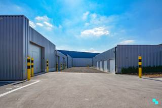 Deze loods van ca. 105 m² (17,65M x 6 M) met automatische sectionaalpoort (afmeting 3M x 3M) is zeer centraal gelegen in West-Vlaanderen...