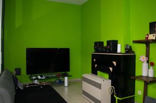 <p><span>Deze te renoveren woning ligt pal in het centrum van Hoegaarden, op wandelafstand van de plaatselijke winkels, scholen en het openbaar vervoer.</span></p><p><span>Het unieke aan deze woning is de art deco stijl.</span></p><p><span>Bij het binnenkomen is er een living met daarachter de keuken en een wasplaats met toilet.</span></p><p><span>Op de eerste verdieping zijn er 3 slaapkamers.  </span></p><p><span>Er is een vaste trap naar de zolder;  Deze zolder doet nu dienst als fitnessruimte, maar kan perfect worden omgebouwd naar 2 extra kamers.</span></p><p><span> </span></p>