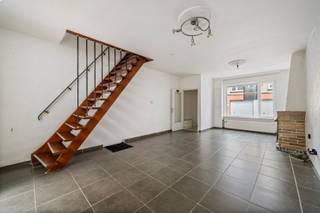 - Quiet location in the center of Menen: Poedermagazijnstraat 32<br />- Near the green Vander Merschplein, with a playground<br />- Separate entrance<br />- Bright living space<br />- Practical kitchen<br />- Convenient storage room<br />- 3 full-sized bedrooms<br />- Attic with attic stairs<br />- Bathroom with bathtub and double sink<br />- 2 toilets<br />- Conforming electricity<br />- Central heating throughout<br />- EPC label D (no renovation obligation), UC: 3889408<br />- Asking price: € 159,000