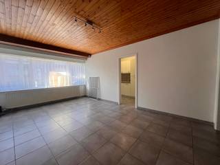 Te huur: Gelijkvloers appartement met 2 slaapkamers, garagebox en tuin – nabij centrum en recreatiedomein ViandraDit gelijkvloers appartement bevindt...