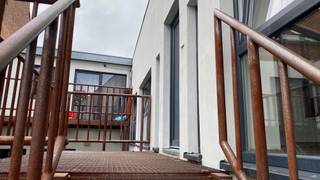 <strong>Wervik - Appartement met 2 slaapkamers te koop.</strong><br /><br /><strong>Appartement bestaande uit:</strong><br />Inkom, woonkamer, open keuken, badkamer met douche, toilet, 2 slaapkamers.<br /><br />+ Fietsenberging<br />+ Centrum Wervik<br />+ ook ideaal als belegging <br />+ kan verhuurd worden aan €600 euro per maand