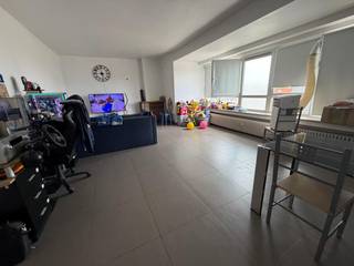 Dit centraal gelegen appartement, gebouwd in 1958 en gerenoveerd in 2014, bevindt zich op de derde verdieping rechts en is vlot bereikbaar met de lift.<br />Het appartement omvat twee slaapkamers, een ruime living, een ingerichte keuken, een badkamer en een zuidelijk georiënteerd terras van 5 m². Daarnaast is er een kelder inbegrepen. Er is geen garage of staanplaats voorzien.<br />De maandelijkse lasten bedragen € 140 en omvatten een provisie voor verwarming, koud water (aangerekend volgens het tarief van de watermaatschappij) en warm water (€ 0,01/liter).<br />In de zomer van 2025 werden bijkomende renovatiewerken uitgevoerd, waarbij de volledige voorgevel werd geïsoleerd met 10 tot 15 cm EPS-isolatie. Het EPC werd na deze werken nog niet vernieuwd. Het huidige EPC heeft label D met een energiescore van 348 kWh/m²/jaar.<br />Beschikbaar vanaf 1 september 2026.