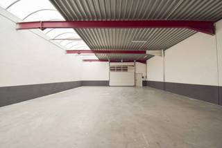 Indeling en afwerking- Oppervlakte: 203 m²- Vrije hoogte: 5,10 meter- Sectionaalpoort (4,2 m hoog x 4 m breed) + aparte toegangsdeur- Betonnen vloer...