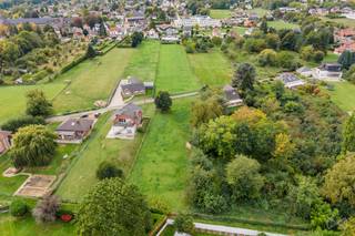 Overijse: mooie bouwgrond met een oppervlakte van ± 1.956 m², een breedte van ± 24,6 m en een diepte van ± 80 m. Het perceel is rustig gelegen, vlak bij het centrum van Overijse en een bushalte, en wordt omgeven door natuur en landbouwgrond. Een mooie combinatie van rust, groen en een vlotte bereikbaarheid.Op het perceel kan een vrijstaande eengezinswoning worden gebouwd met een maximale bouwbreedte van 16 m. De woning mag bestaan uit twee bouwlagen, met een maximale bouwdiepte van 15 m en een maximale bebouwde oppervlakte van 180 m². Er dient een minimale afstand van 4 m te worden gehandhaafd ten opzichte van de rechter perceelsgrens. De voorziene rooilijn bevindt zich op 5 m uit de as van de weg.Vastgoedinformatie:Overstromingsgebied: nee Bouwvergunning: ja (2003)Verkavelingsvergunning: nieuwe, niet-vervallen verkaveling Referentie: 23062_2010_5483 Bovenstaande bouwvoorschriften en informatie zijn indicatief en worden slechts rechtsgeldig na het verkrijgen van de nodige vergunningen. Interesse in deze prachtig gelegen bouwgrond? Neem contact op met WE INVEST OVERIJSE via 02/455.20.35 of overijse@weinvest.be voor meer informatie of een bezichtiging. Niet-contractuele advertentie, onder voorbehoud van wijzigingen. Afmetingen zijn indicatief.