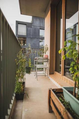 One-bedroom in recent building designed by architects Robbrecht and Daem, with huge terrace.<br /><br />Ideally located near the South, walking to the Scheldt quays, but also conveniently close to major roads. <br /><br />Open living space with plenty of sunlight with the added bonus of a spacious terrace with a closed and open area, a perfect extension of the living space. A fully fitted kitchen with all the usual appliances. A spacious bedroom with ensuite bathroom with shower and sink. Separate toilet and storage room with connection for washing machine and dryer. <br /><br /><br />In short, ideal accommodation for purebred city sparrows who love Antwerp's hustle and bustle.<br /><br /><br />Advantages:<br />- Wooden floors with underfloor heating <br />- prime location near the arterial roads<br />- spacious terrace with closed and open area so you can enjoy every season, whether sunny or rainy.