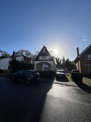 Deze villa met eclectische architectuur gelegen nabij kasteeldomein Kauwendaal vraagt nog verdere renovatie maar biedt naast de mooie hoge...