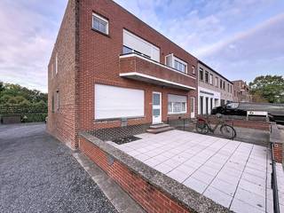 In de Zeelaan te Koksijde vinden we dit lichtrijk gerenoveerd appartement (61m²) met twee slaapkamers en twee staanplaatsen te huur. Het appartement bevindt op wandelafstand van het centrum, winkels en de duinen.INDELING&gt; Eerste verdieping:- Woonkamer met open keuken voorzien van een kookplaat, vaatwas, frigo, combi-oven en spoelbak;- 2 Slaapkamers ;- Berging met aansluiting voor wasmachine;- Badkamer met inloopdouche en wasmeubel;- Terras.- toilet;In de kelderverdieping beschikt het appartement nog over een privatieve kelderberging en een gemeenschappelijke berging.TROEVEN:- TOPlocatie, op wandelafstand van het centum en de duinen;- Volledig gerenoveerd- Volledig geschilderd; Gemeenschappelijke kosten: + €50/maandBen je geïnteresseerd in dit pand te huur in Koksijde? Ga naar de website www.dewaele.com, klik op het pand dat je wenst te huren. Via de rode knop "vraag je bezoek aan" vragen we u kort een profiel in te vullen. Daarna nemen we contact op voor een bezoek. Telefonisch kunnen er geen afspraken gemaakt worden.